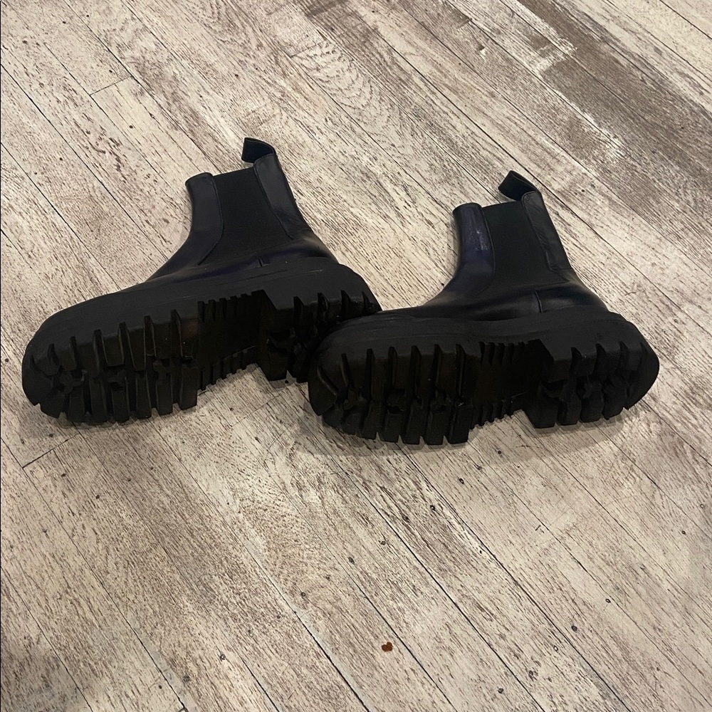 Zara chunky ankle booties some scuffs no rips or tears 
38. - Picture 11 of 13